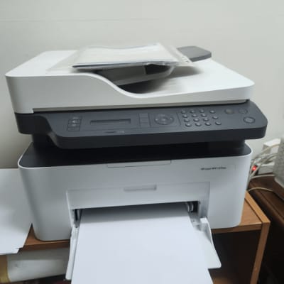 מדפסת לייזר עם מגש נייר פתוח