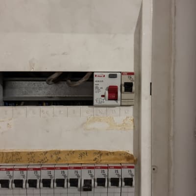 לוח חשמל עם מפסקים וחוטים חשופים