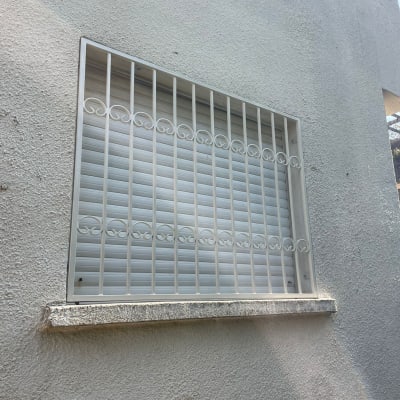 סורג מתכת על חלון קיר חיצוני
