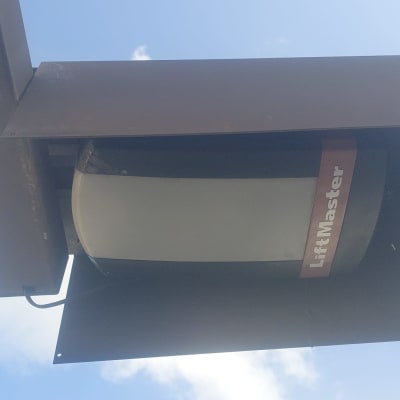 מנוע שער חשמלי של LiftMaster בשמיים בהירים