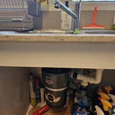 כיור מטבח עם מסנן מים וכלים מתחת לכיור