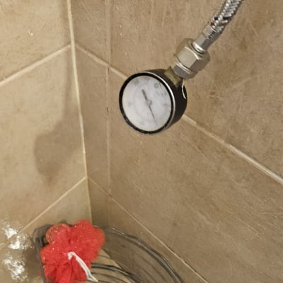 מד לחץ מים במקלחת עם ספוג אדום