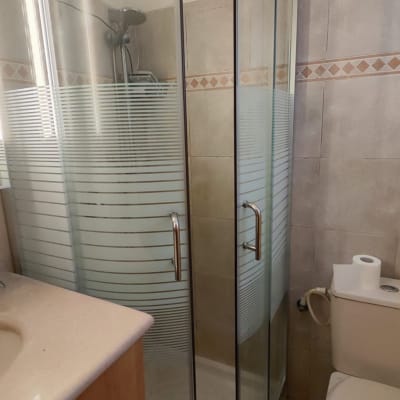 מקלחון זכוכית עגול עם דלתות הזזה