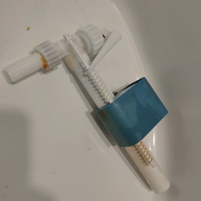 שסתום פלסטיק לבן עם חלק כחול