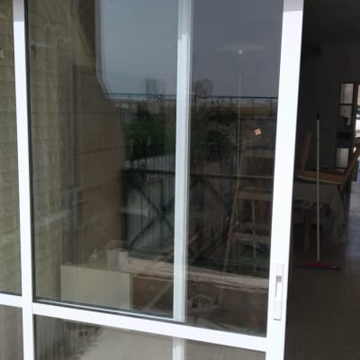 דלת הזזה מאלומיניום עם זכוכית שקופה