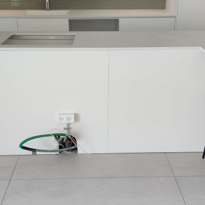 שקע חשמל כפול עם חוטים חשופים בקיר מטבח