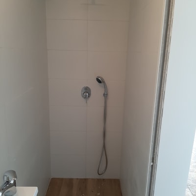 מקלחת עם ראש גשם וברז ידני