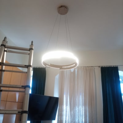 סולם ליד מנורה עגולה תלויה מהתקרה