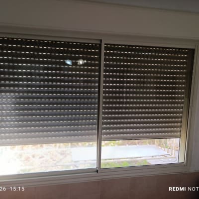 חלון עם תריסי אלומיניום סגורים