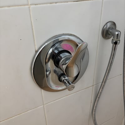 ברז מקלחת עם ידית וכבל מתכת