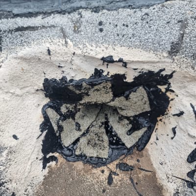 איטום גג עם זפת שחורה וחומרי איטום נוספים