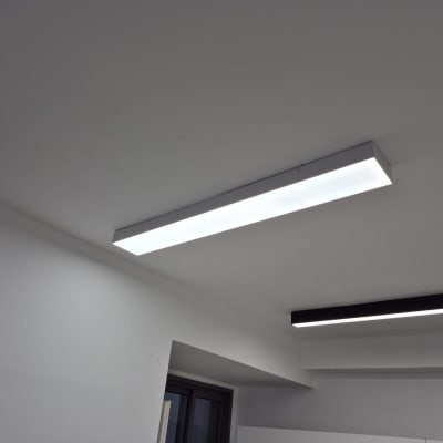 תאורה מותקנת בתקרה בחדר