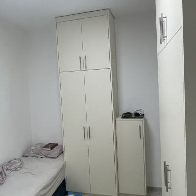 ארון בגדים וחדר שינה עם מיטה