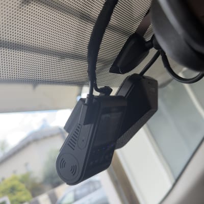 מצלמת רכב מותקנת על שמשת הרכב