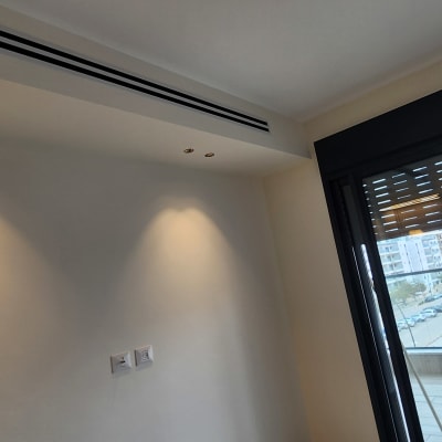 קיר צבוע עם תאורה ותקרה מעוצבת