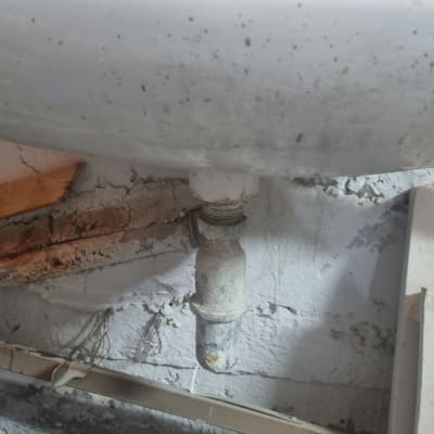 כיור עם צינור מתכת וחיבורי אינסטלציה