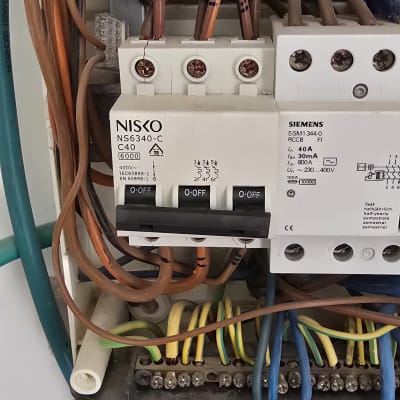 לוח חשמל עם חוטים ומפסקים