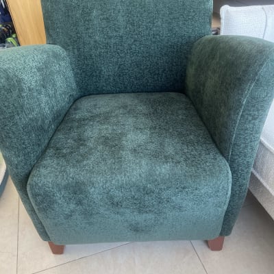 כורסה מרופדת בצבע ירוק כהה