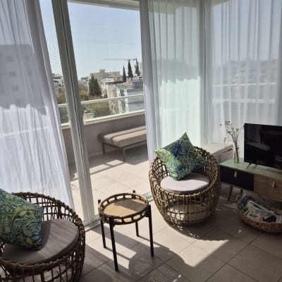 חלונות אלומיניום עם וילונות לבנים