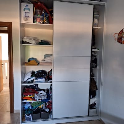 ארון בגדים עם מדפים פתוחים ומגירות סגורות