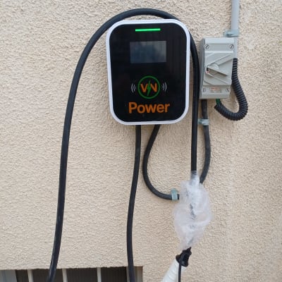 מטען חשמלי מותקן על קיר עם כבלים מחוברים