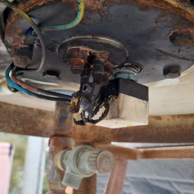 חוטי חשמל מחוברים למכשיר עם חלודה