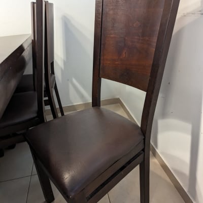 כיסא עץ עם ריפוד חום כהה