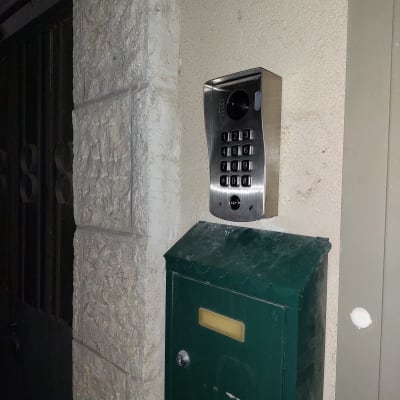 אינטרקום מתכתי עם לוח מקשים על קיר