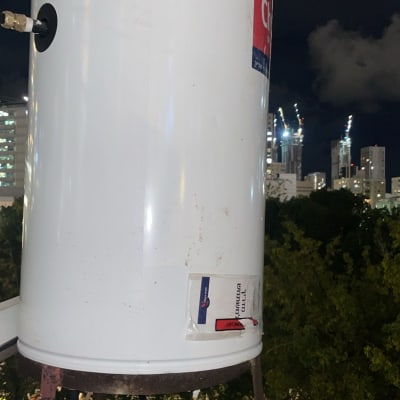 דוד שמש לבן על גג עם צינורות מחוברים