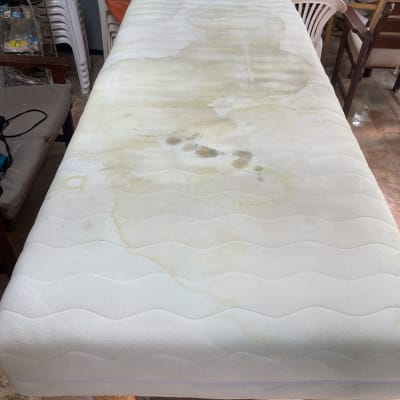 מזרן מלוכלך עם כתמים, מתאים לניקוי ספות