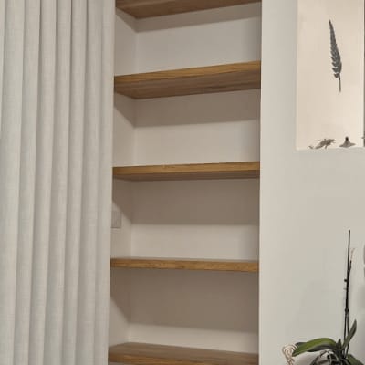 מדפים מעץ מותקנים בפינת חדר