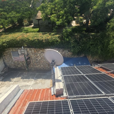פאנלים סולאריים על גג עם אנטנה