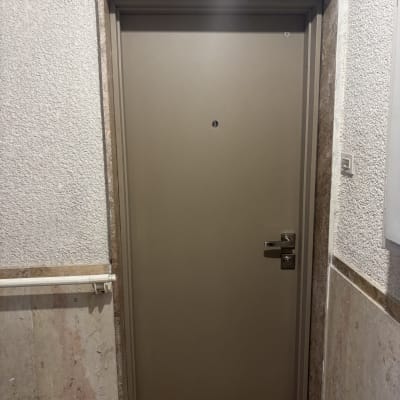 דלת חומה עם ידית ומנעול