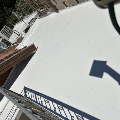 גג אטום עם ציפוי לבן וכלים שונים