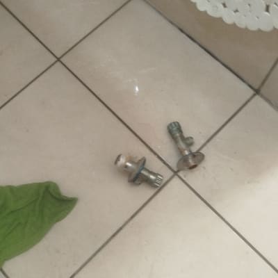 שני ברזים ישנים מונחים על רצפת קרמיקה