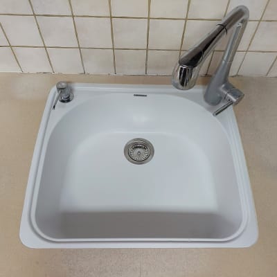 כיור עם ברז על משטח שיש בהיר