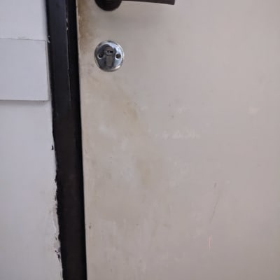 דלת עם ידית חומה ומנעול כסוף