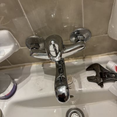 ברז כיור עם מפתח צינורות על השיש