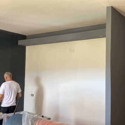 אדם בחדר עם קירות צבועים בצבעים שונים