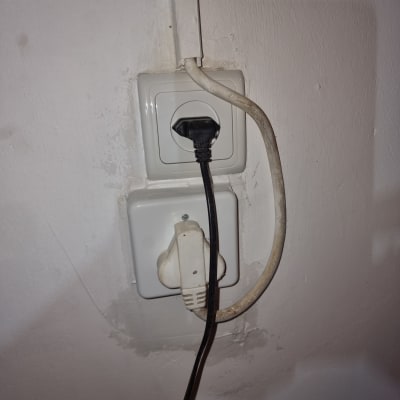 שני שקעים עם תקעים מחוברים לקיר