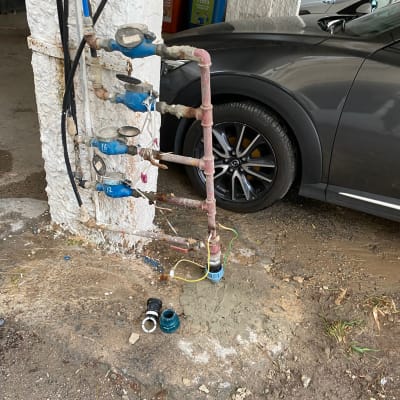 מד מים עם צינורות וחיבורים, חלקים על הקרקע