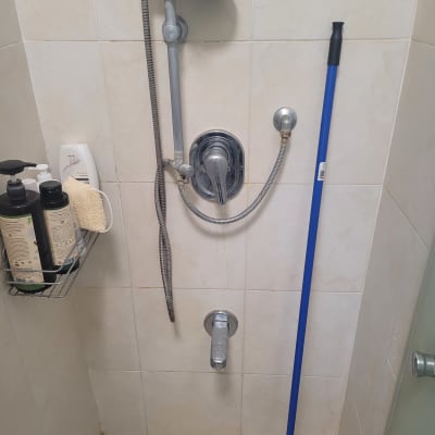 ברז מקלחת עם צינור ומגב כחול