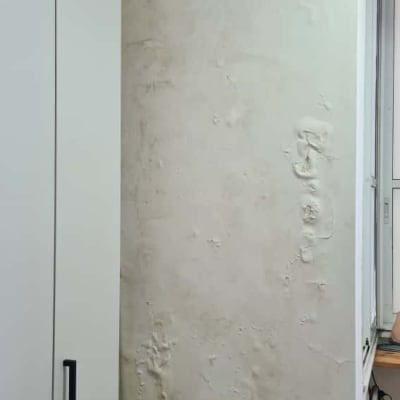 קיר עם סימני רטיבות ועובש ליד ארון וחלון