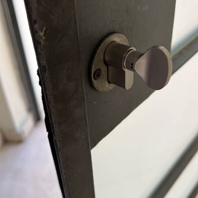 מנעול דלת מתכת עם ידית סיבוב