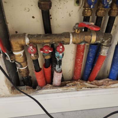 צינורות מים עם ברזים אדומים וכחולים, סימני נזילה