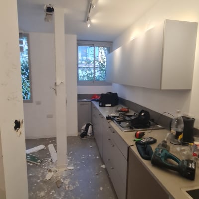 מטבח בשיפוץ עם כלים וחומרים על השיש