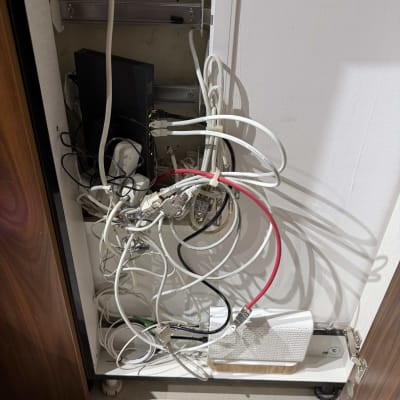 ארון תקשורת עם כבלים וציוד רשת