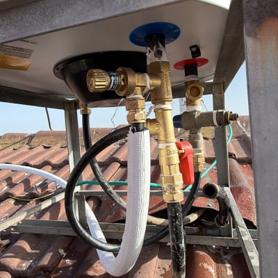 מערכת חימום שמש על גג רעפים עם צינורות ומחברים