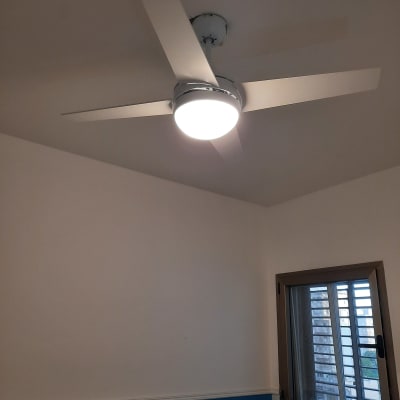 מאוורר תקרה עם תאורה דולקת בחדר