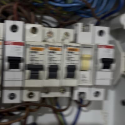 לוח חשמל עם חוטים ומפסקים